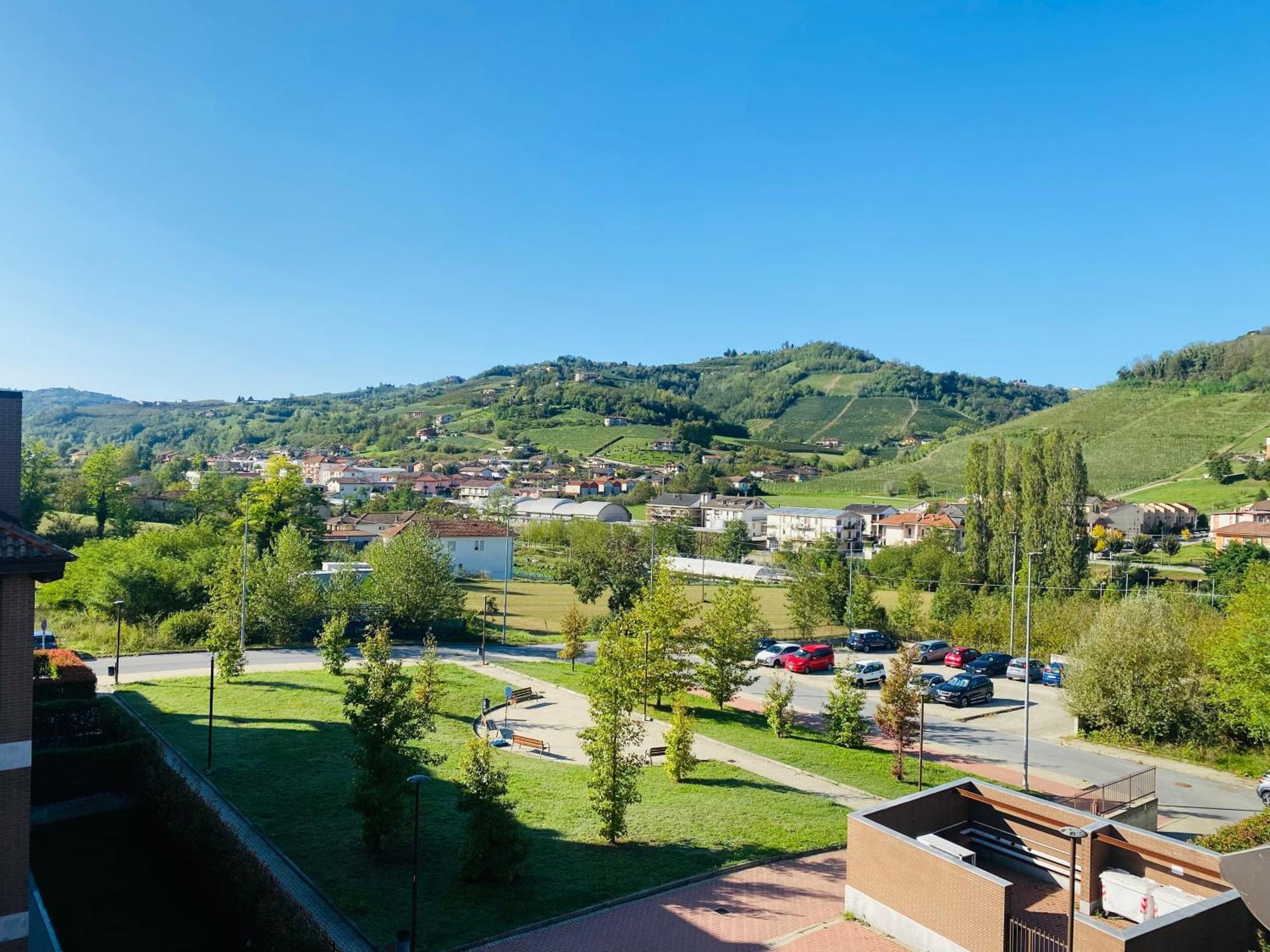 Attico Nel Cuore Delle Langhe - Free Parking Wi-Fi E Ac Alba  Eksteriør bilde